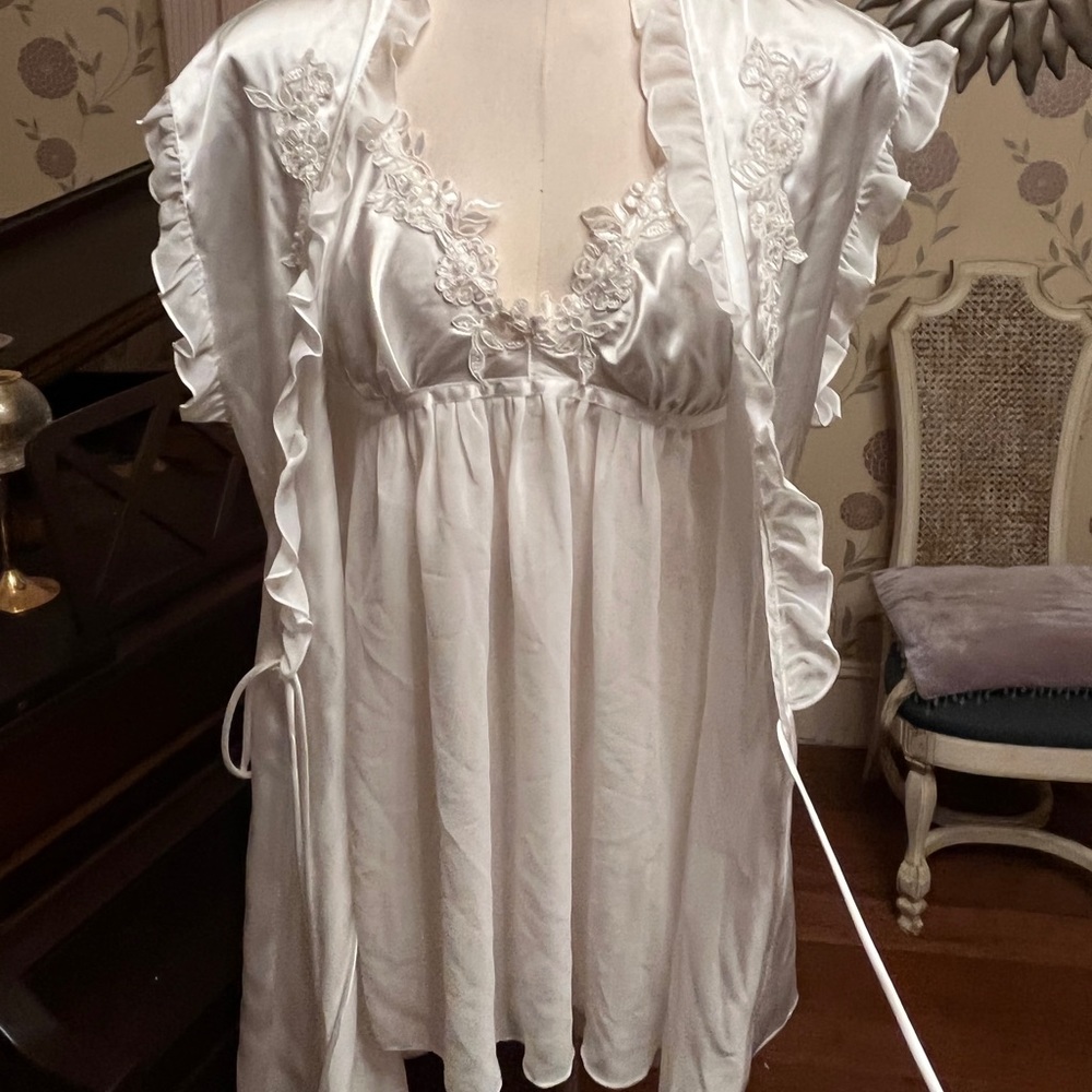 Nice nightgown and robe set.